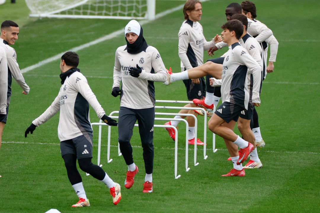 Valverde completa parte del entrenamiento con el grupo Valverde completa parte del entrenamiento con el grupo