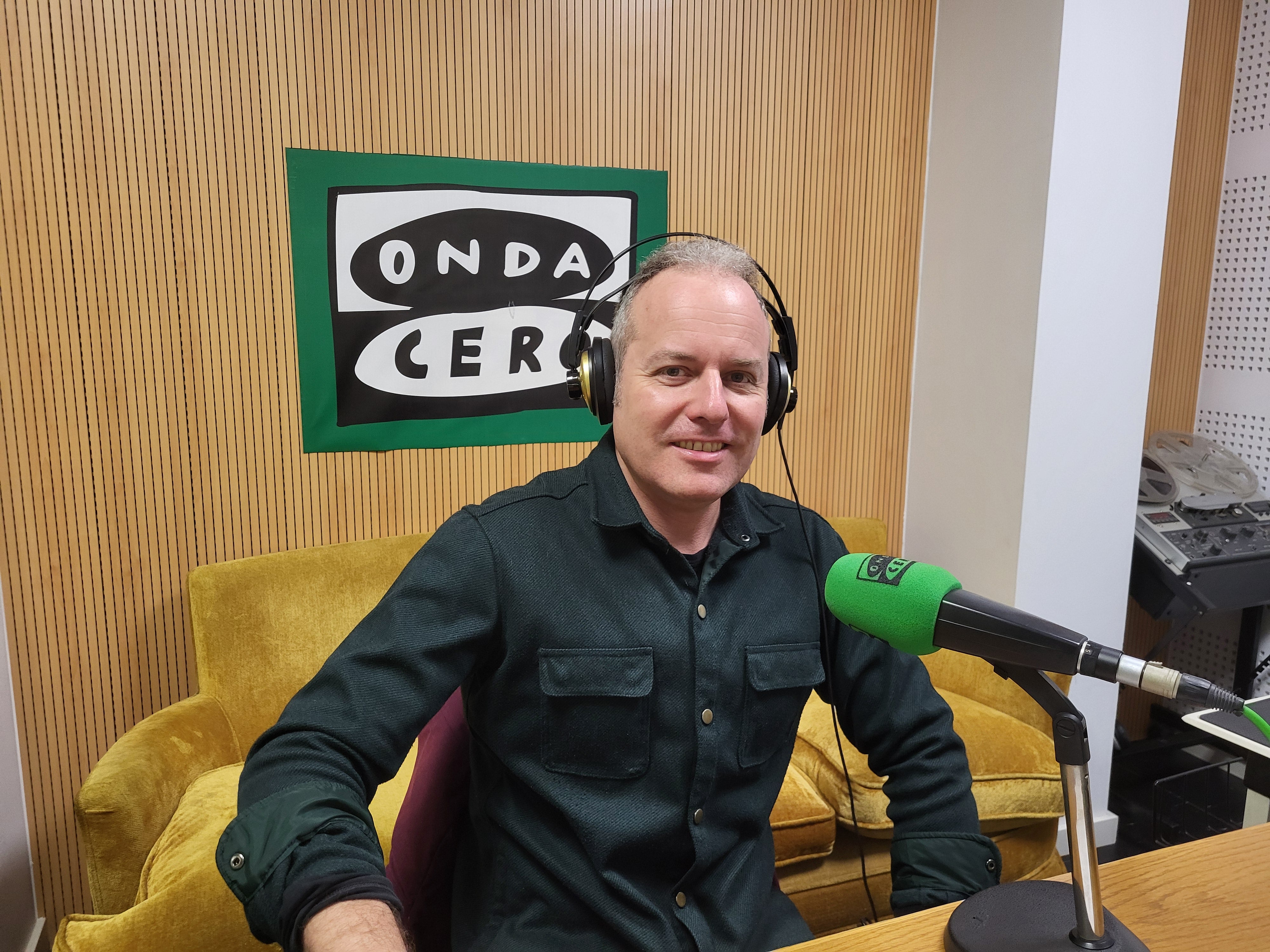 Cayuco con inmigrantes en medio del mar cerca de las Islas Canarias Cayuco con inmigrantes en medio del mar cerca de las Islas Canarias