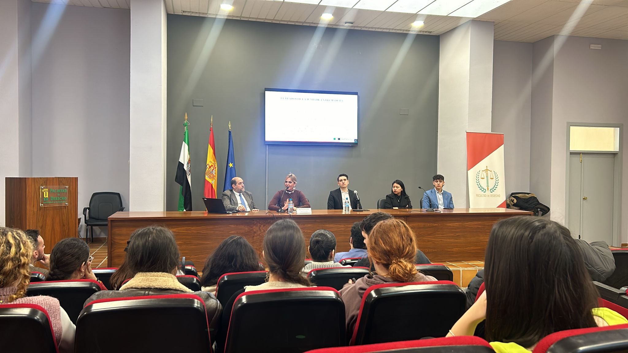 Manzano explica a los estudiantes de Derecho de la UEx las posibles salidas profesionales que pueden encontrar en la Administración Manzano explica a los estudiantes de Derecho de la UEx las posibles salidas profesionales que pueden encontrar en la Administración