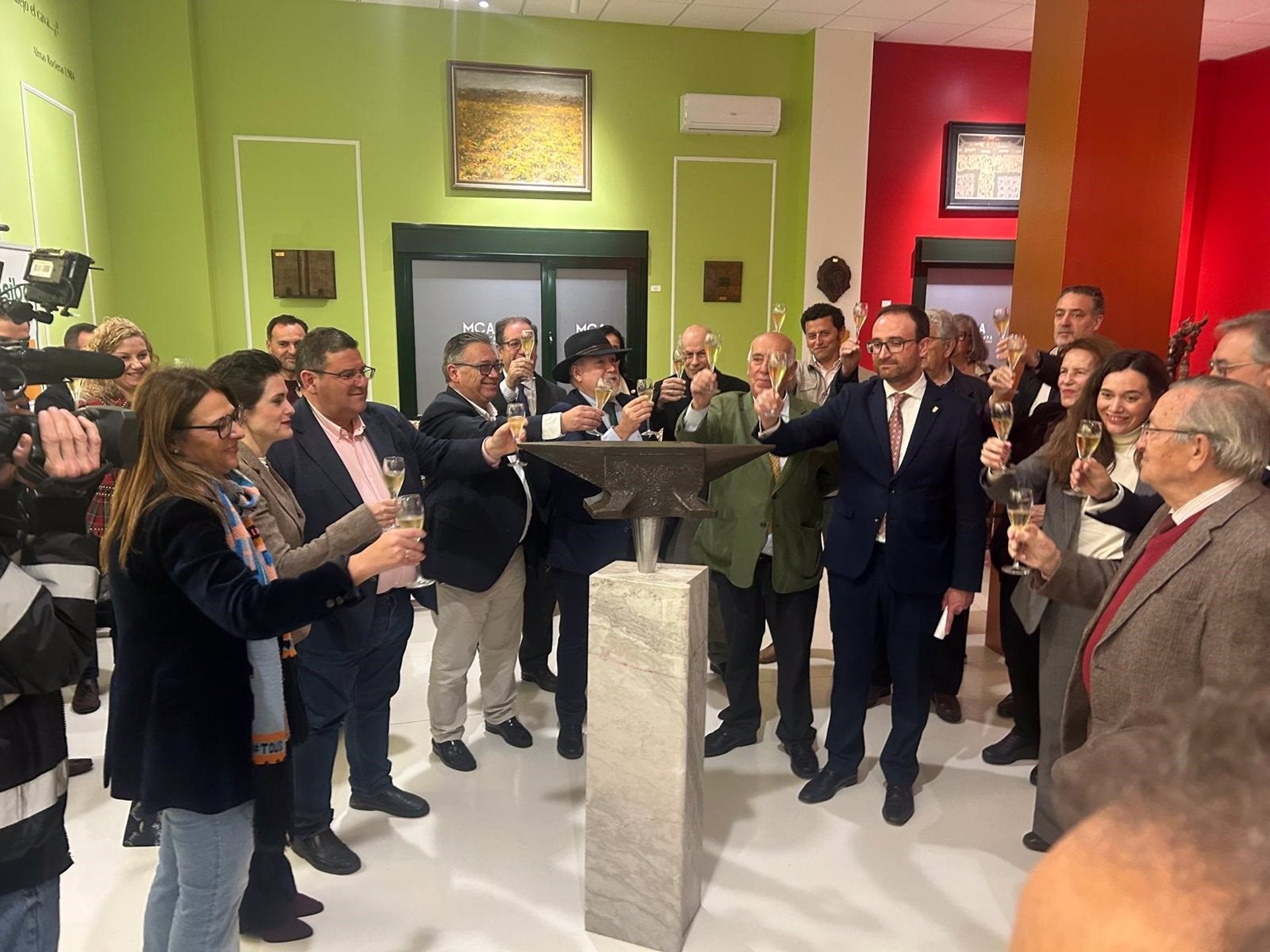 La Junta alaba la "excelencia" del vino espumoso extremeño en la inauguración del Museo del Cava de Almendralejo La Junta alaba la "excelencia" del vino espumoso extremeño en la inauguración del Museo del Cava de Almendralejo