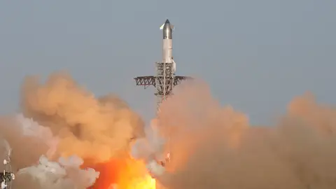 El cohete de Elon Musk en el momento de su despegue antes de su explosión El cohete de Elon Musk en el momento de su despegue antes de su explosión/ Reuters
