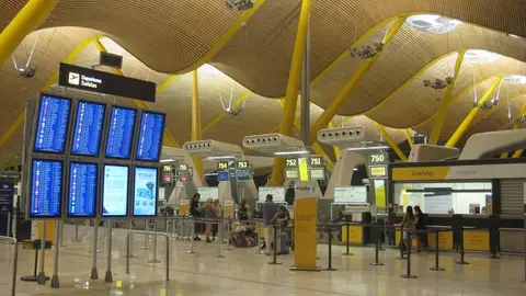 Trifulca entre el Ayuntamiento de Madrid y AENA por los "sin techo" que duermen en Barajas Trifulca entre el Ayuntamiento de Madrid y AENA por los "sin techo" que duermen en Barajas