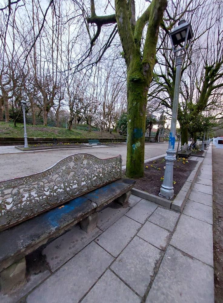 Aparecen varias pintadas en un banco histórico de Sargadelos y en una farola y un árbol de la Alameda de Santiago Aparecen varias pintadas en un banco histórico de Sargadelos y en una farola y un árbol de la Alameda de Santiago
