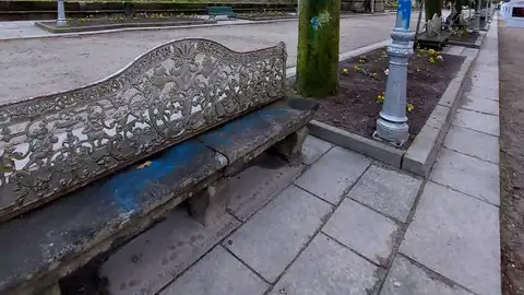 Aparecen varias pintadas en un banco histórico de Sargadelos y en una farola y un árbol de la Alameda de Santiago Aparecen varias pintadas en un banco histórico de Sargadelos y en una farola y un árbol de la Alameda de Santiago