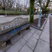 Aparecen varias pintadas en un banco histórico de Sargadelos y en una farola y un árbol de la Alameda de Santiago 