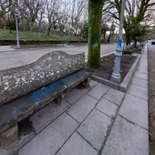 Aparecen varias pintadas en un banco histórico de Sargadelos y en una farola y un árbol de la Alameda de Santiago Aparecen varias pintadas en un banco histórico de Sargadelos y en una farola y un árbol de la Alameda de Santiago