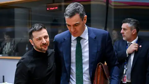 El presidente del Gobierno, Pedro Sánchez, conversa con el presidente de Ucrania Volodimir Zelensky. El presidente del Gobierno, Pedro Sánchez, conversa con el presidente de Ucrania Volodimir Zelensky.