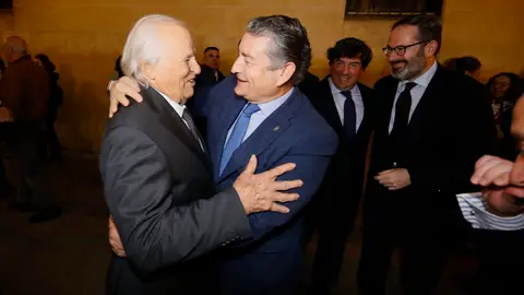 El consejero de la Presidencia, Interior, Diálogo Social y Simplificación Administrativa, Antonio Sanz, abraza al extorero Manuel Benítez 'El Cordobés' antes de la gala de presentación de la Feria Taurina de Córdoba 2024. El consejero de la Presidencia, Interior, Diálogo Social y Simplificación Administrativa, Antonio Sanz, abraza al extorero Manuel Benítez 'El Cordobés' antes de la gala de presentación de la Feria Taurina de Córdoba 2024.