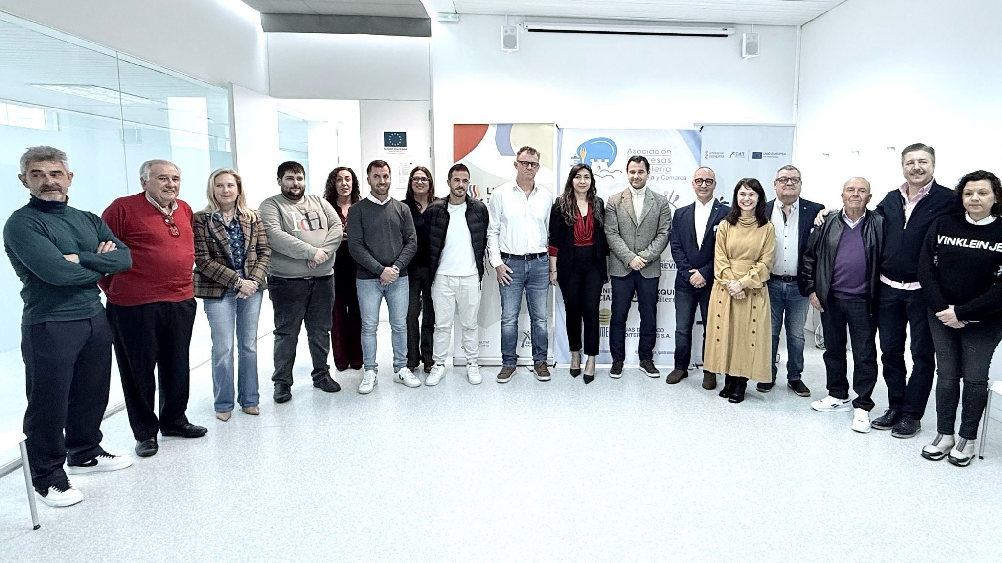 Restaurante Sunset Beach de Torrevieja obtiene el 'Tenedor de Oro' como reconocimiento a su labor en el sector hostelero Restaurante Sunset Beach de Torrevieja obtiene el 'Tenedor de Oro' como reconocimiento a su labor en el sector hostelero