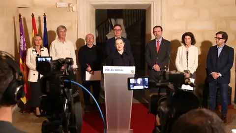 La presidenta del Govern, Marga Prohens, en la rueda de prensa tras presidir la Mesa de diálogo social con patronales y sindicatos. La presidenta del Govern, Marga Prohens, en la rueda de prensa tras presidir la Mesa de diálogo social con patronales y sindicatos.