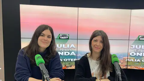 La poetisa Elvira Sastre y la periodista Ana Requena en Julia en la Onda. La poetisa Elvira Sastre y la periodista Ana Requena en Julia en la Onda.