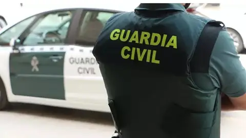 Un agente de la Guardia Civil en la parte posterior de la imagen del archivo. Un agente de la Guardia Civil en la parte posterior de la imagen del archivo.