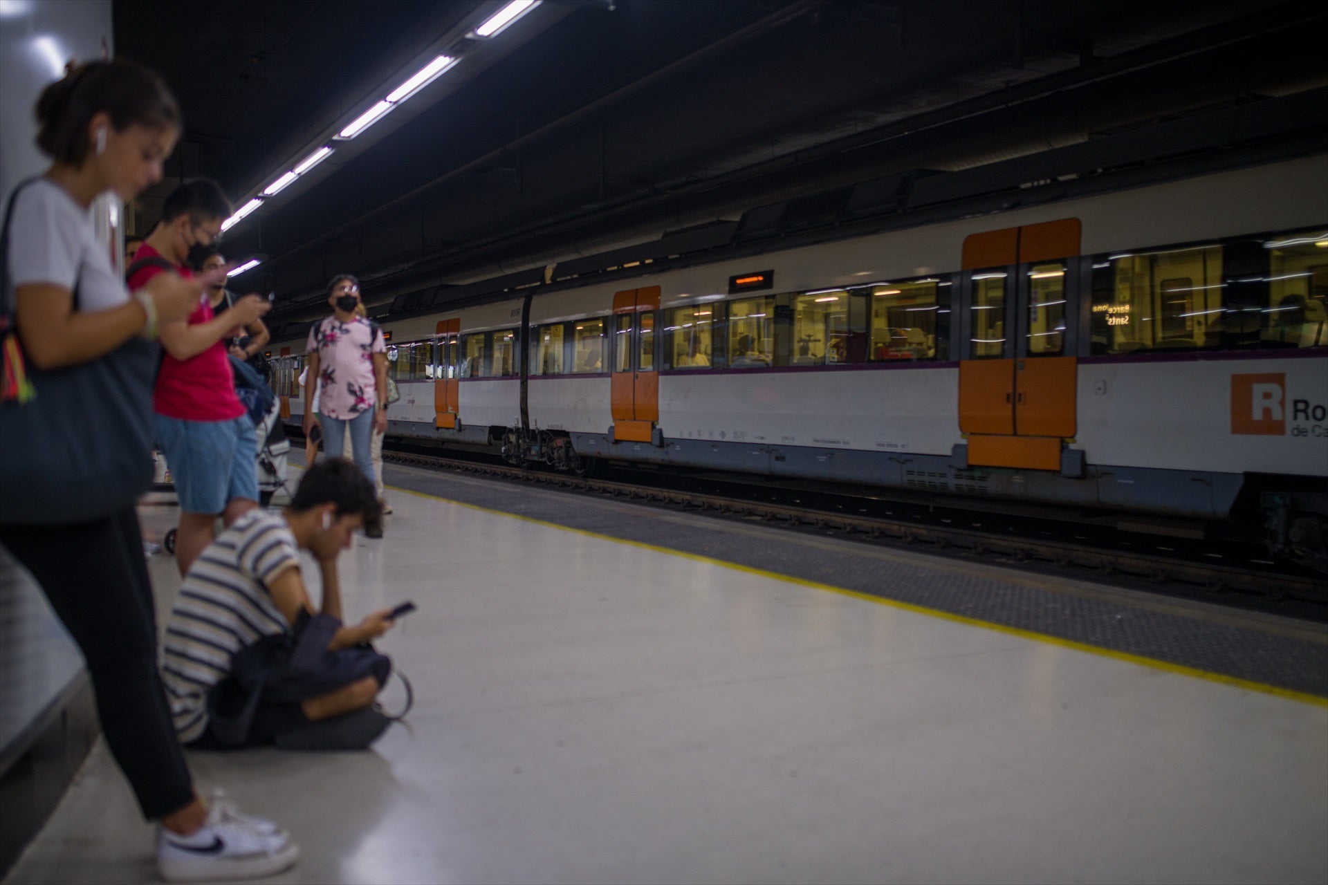 Restablecida la circulación en Barcelona tras la retirada del tren averiado en la estación de Sants Restablecida la circulación en Barcelona tras la retirada del tren averiado en la estación de Sants