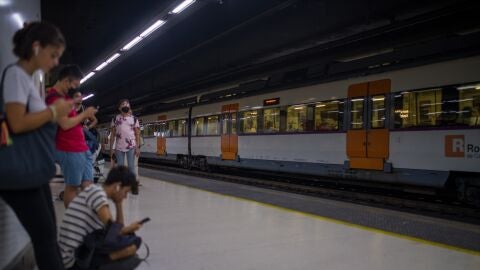 Archivo de pasajeros esperando la llegada de un tren a un sitio de la estación Sands.
