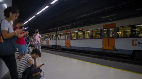 Imagen de archivo de viajeros que esperan la llegada de un tren en uno de los andenes de la estación de Sants. Imagen de archivo de viajeros que esperan la llegada de un tren en uno de los andenes de la estación de Sants.