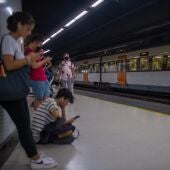 Imagen de archivo de viajeros que esperan la llegada de un tren en uno de los andenes de la estación de Sants.