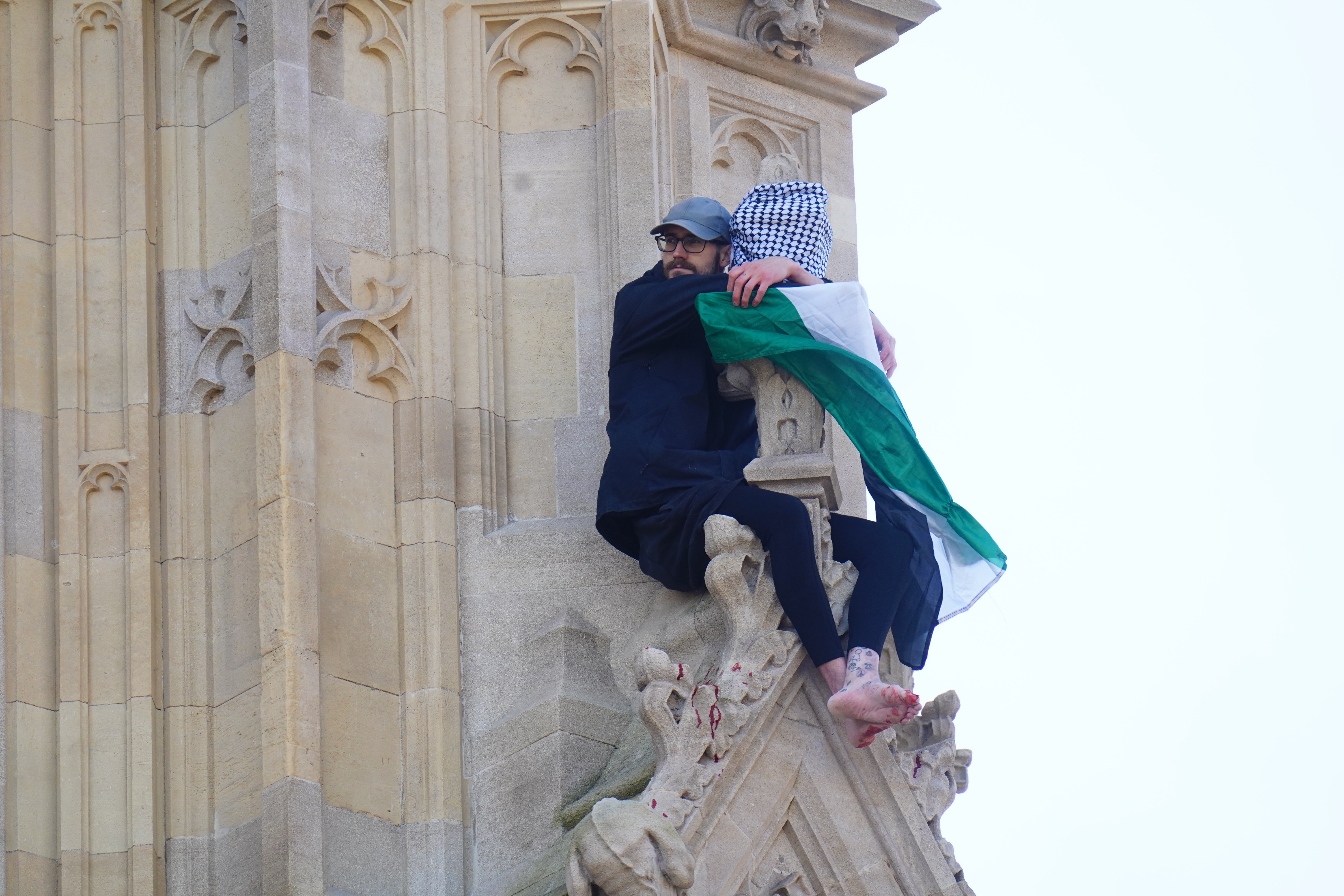Un hombre escala el Big Ben de Londres con la bandera palestina Un hombre escala el Big Ben de Londres con la bandera palestina
