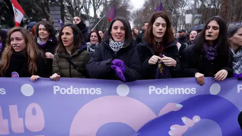 Las líderes de Podemos, Ione Belarra (2i), e Irene Montero (c), junto a su compañera, Isa Serra participan en la manifestación que con motivo del Día Internacional de la Mujer. Las líderes de Podemos, Ione Belarra (2i), e Irene Montero (c), junto a su compañera, Isa Serra participan en la manifestación que con motivo del Día Internacional de la Mujer.