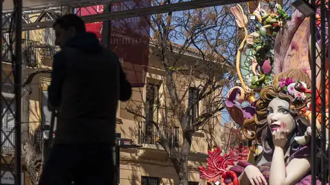 Archivo - Montaje de una falla en València - Archivo - Montaje de una falla en València -