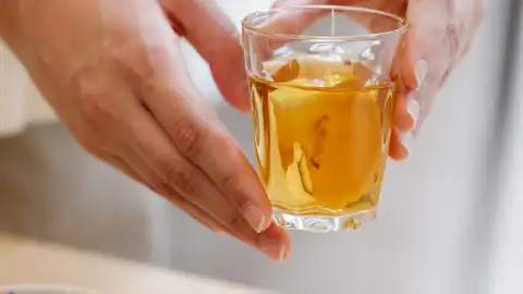 El sorprendente beneficio para la salud de beber té persona con vaso de té