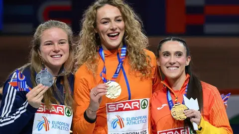 Paula Sevilla en el podio tras conseguir el bronce Paula Sevilla en el podio tras conseguir el bronce