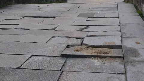 El puente de Sar presenta varias losetas rotas y con desperfectos en el pavimento y calzada por el paso continuo de vehículos El puente de Sar presenta varias losetas rotas y con desperfectos en el pavimento y calzada por el paso continuo de vehículos