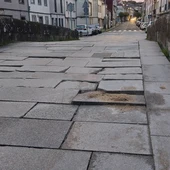 El puente de Sar presenta varias losetas rotas y con desperfectos en el pavimento y calzada por el paso continuo de vehículos El puente de Sar presenta varias losetas rotas y con desperfectos en el pavimento y calzada por el paso continuo de vehículos