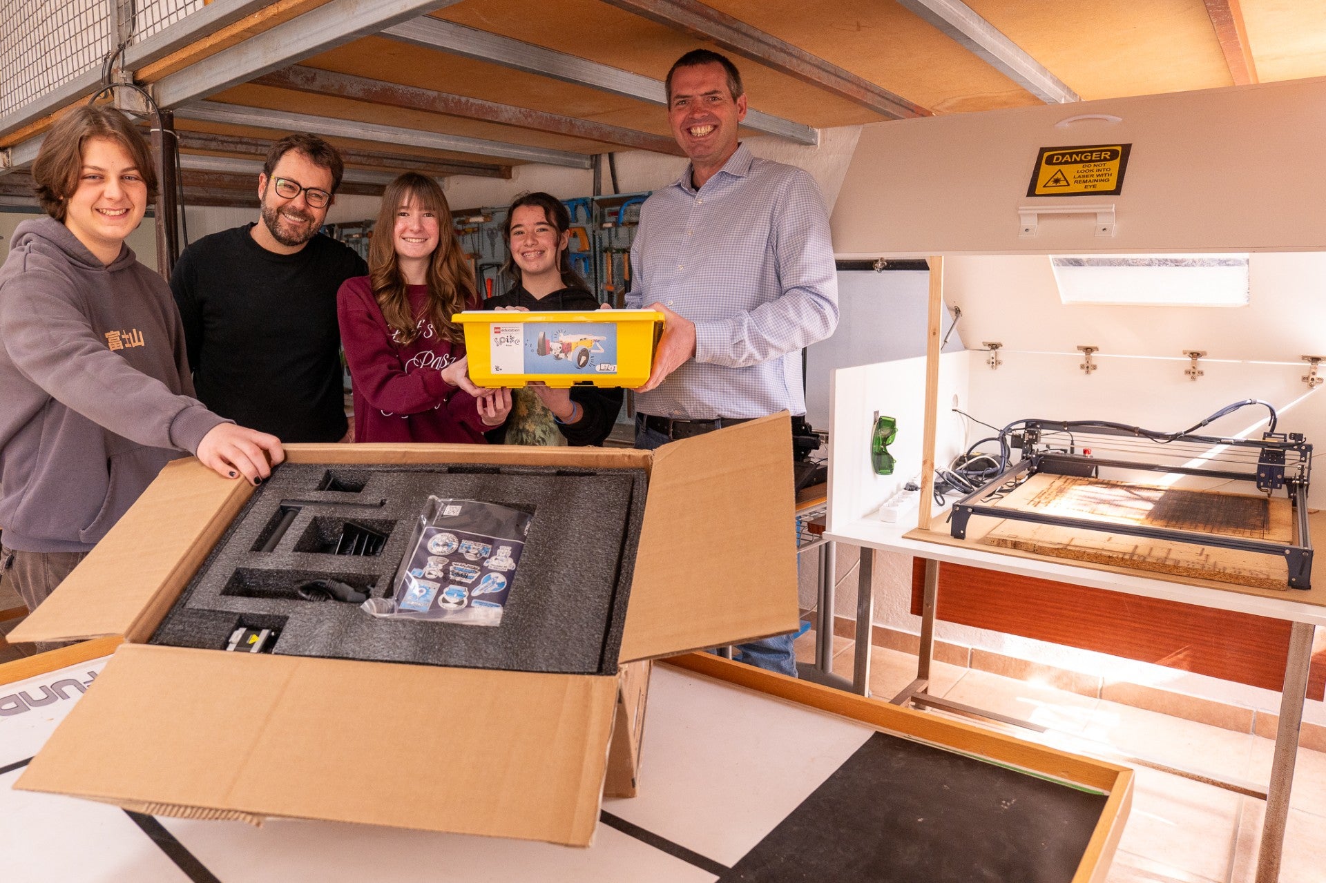 El colegio Fundación Flors de Vila-real recibe los premios del Concurso de Robótica de la ONU El colegio Fundación Flors de Vila-real recibe los premios del Concurso de Robótica de la ONU