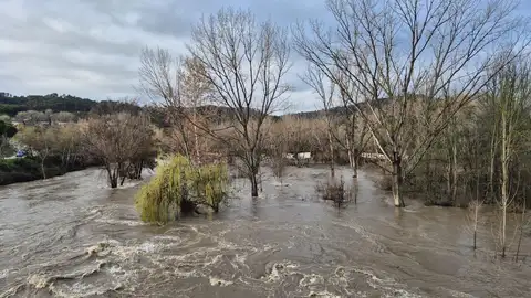 El río Henares continúa en nivel rojo a la espera del agua que empezará a desembalsar esta mañana Alcorlo Río Henares a su paso por el término municipal de Alcalá de Henares