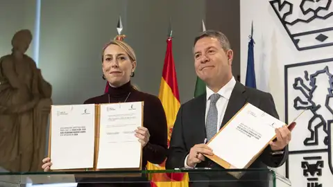 La presidenta de la Junta de Extremadura, María Guardiola y el presidente de Castilla-La Mancha, Emiliano García-Page, durante la firma de un protocolo de colaboración. - La presidenta de la Junta de Extremadura, María Guardiola y el presidente de Castilla-La Mancha, Emiliano García-Page, durante la firma de un protocolo de colaboración. -