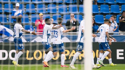 Aar&oacute;n Mart&iacute;n celebra su gol al Huesca