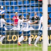 Aarón Martín celebra su gol al Huesca