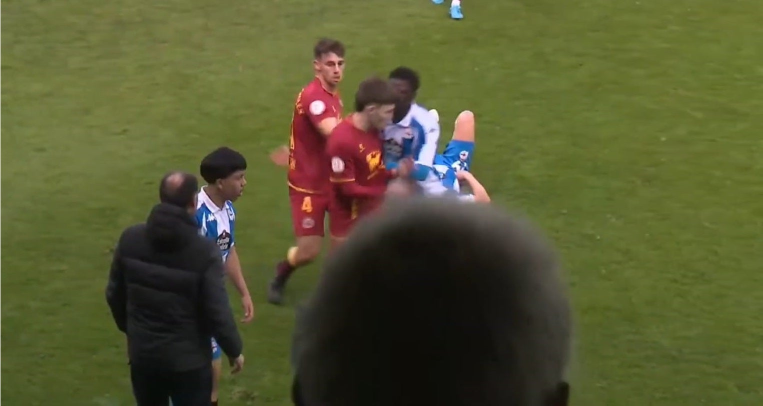 Cruce de comunicados entre el Deportivo y el Racing de Santander por el presunto insulto racista de Diego Fuentes a Mane Cruce de comunicados entre el Deportivo y el Racing de Santander por el presunto insulto racista de Diego Fuentes a Mane