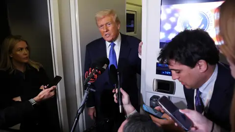 Donald Trump atiende a periodistas a la puerta del Air Force a su regreso a Washington Donald Trump atiende a periodistas a la puerta del Air Force a su regreso a Washington