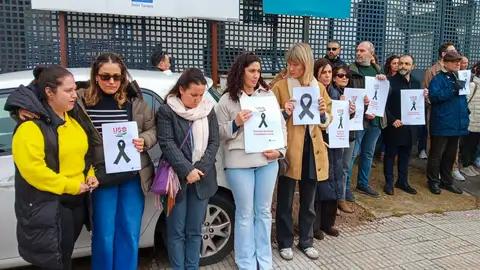 Trabajadores sociales se manifiestan por lo ocurrido en Badajoz Trabajadores sociales se manifiestan por lo ocurrido en Badajoz