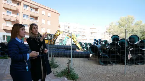 Pilar Mas y Lourdes Aznar en la zona de Crevillent en la que han comenzado las obras de construcción del nuevo colector. Pilar Mas y Lourdes Aznar en la zona de Crevillent en la que han comenzado las obras de construcción del nuevo colector.