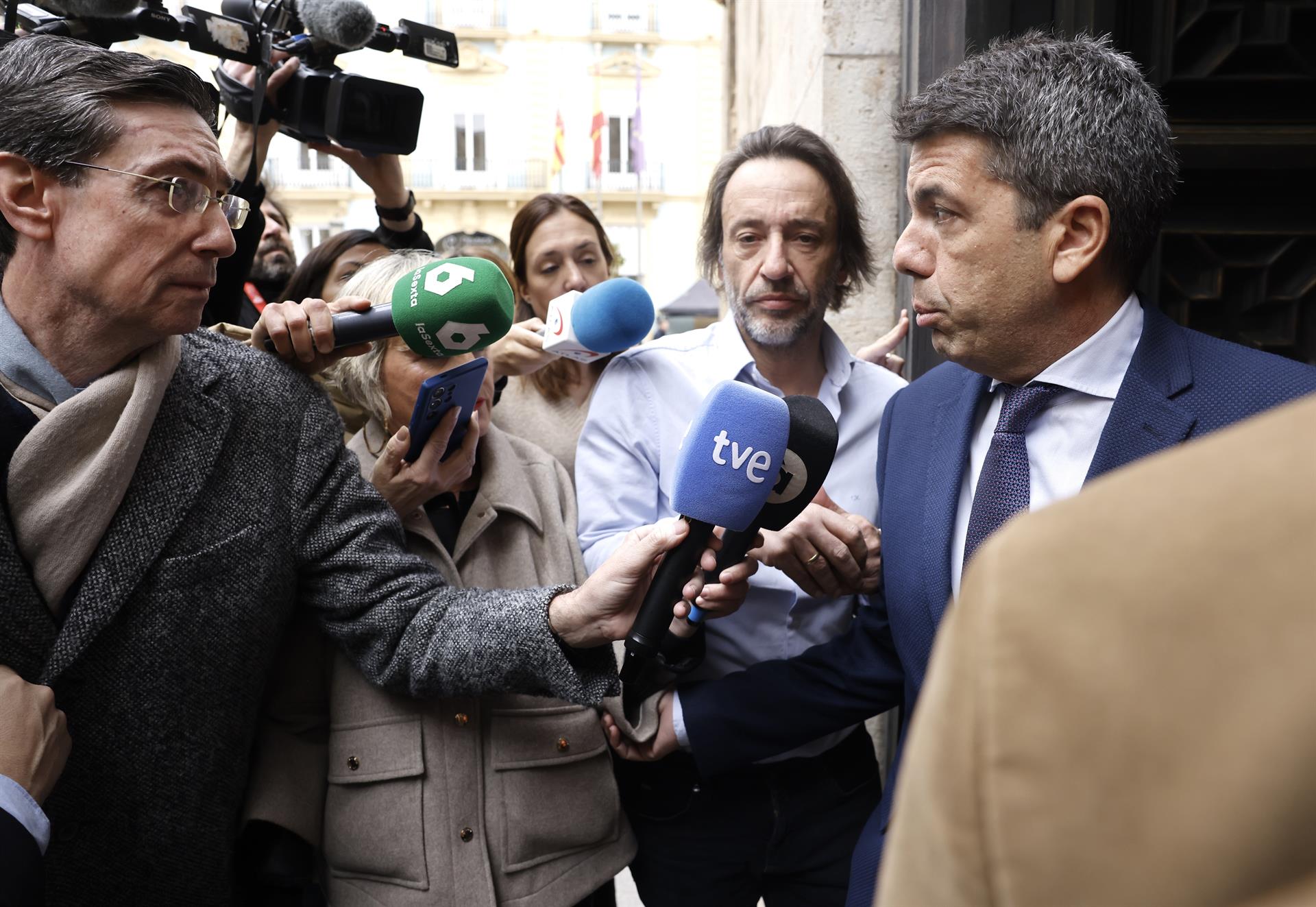 Mazón asegura que ni él ni la Generalitat se han planteado personarse en la causa judicial sobre la DANA Mazón asegura que ni él ni la Generalitat se han planteado personarse en la causa judicial sobre la DANA