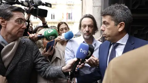 El 'president' de la Generalitat, Carlos Mazón, ofrece declaraciones a los medios a su llegada al Palau - El 'president' de la Generalitat, Carlos Mazón, ofrece declaraciones a los medios a su llegada al Palau -