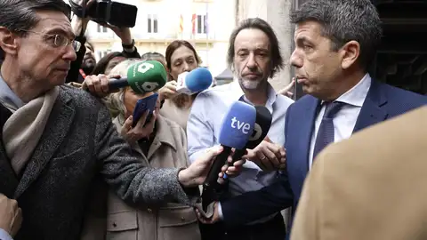 El 'president' de la Generalitat, Carlos Mazón, ofrece declaraciones a los medios a su llegada al Palau - El 'president' de la Generalitat, Carlos Mazón, ofrece declaraciones a los medios a su llegada al Palau -
