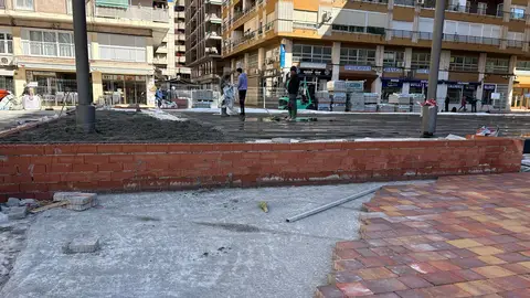 Obras en la plaza de los ‘pisos azules’ de Elche. Obras en la plaza de los ‘pisos azules’ de Elche.