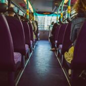 L'interior d'un autobús amb passatgers a dins