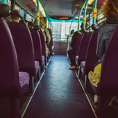 L'interior d'un autobús amb passatgers a dins L'interior d'un autobús amb passatgers a dins