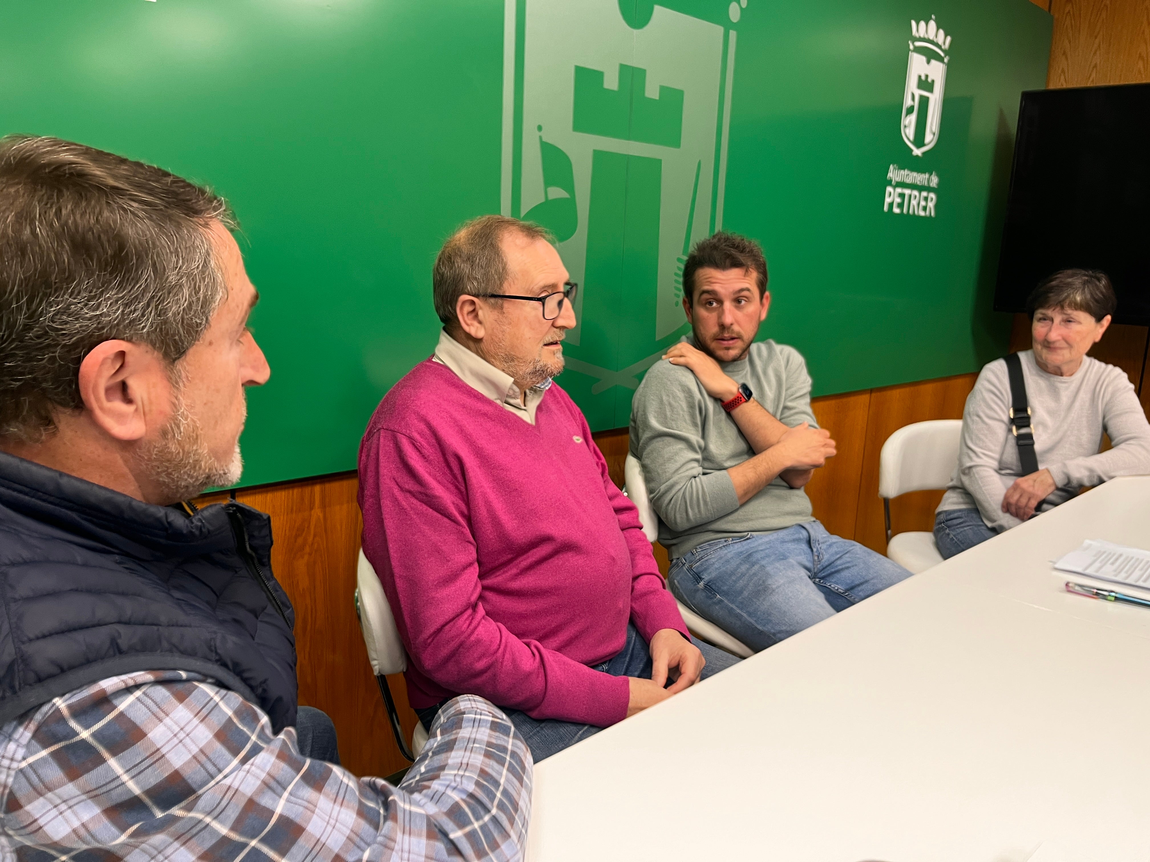 Petrer llegará al TSJ de la Comunitat para tratar de impedir la colocación de tres torres de alta tensión en la sierra del Caballo Petrer llegará al TSJ de la Comunitat para tratar de impedir la colocación de tres torres de alta tensión en la sierra del Caballo