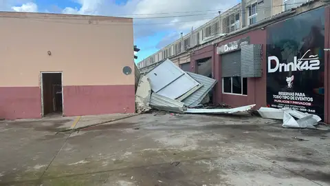 El tejado de una nave del Polígono Can Valero de Palma quedó en mitad de un callejón tras salir volando debido a las fuertes rachas de viento. El tejado de una nave del Polígono Can Valero de Palma quedó en mitad de un callejón tras salir volando debido a las fuertes rachas de viento.