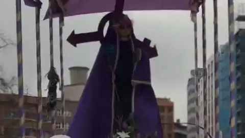Polémica por una "santina queervadonga" en la manifestación del 8M Polémica por una "santina queervadonga" en la manifestación del 8M