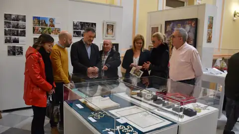 El alcalde de Cuenca, Darío Dolz, en el centro, junto a otros representantes políticos y de la Hermandad El alcalde de Cuenca, Darío Dolz, en el centro, junto a otros representantes políticos y de la Hermandad