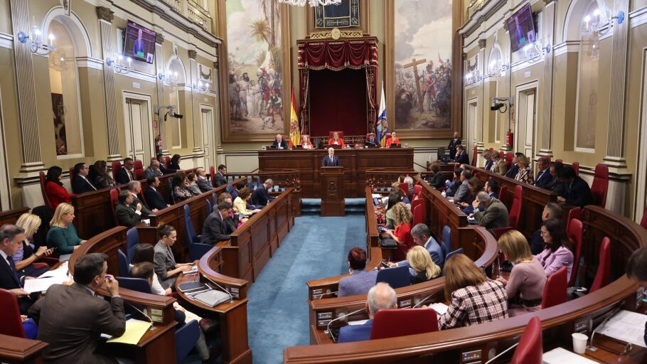 Fernando Clavijo hablando en el Parlamento de Canarias