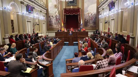 Fernando Clavijo hablando en el Parlamento de Canarias Fernando Clavijo hablando en el Parlamento de Canarias