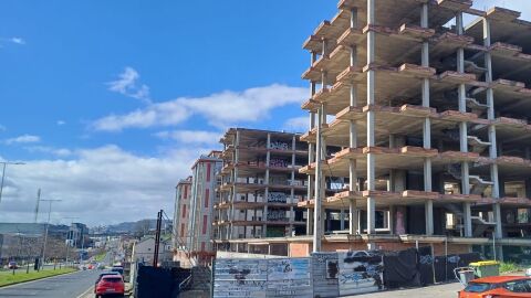 Esqueletos y edificios inacabados en la Avenida de Finisterre Esqueletos y edificios inacabados en la Avenida de Finisterre