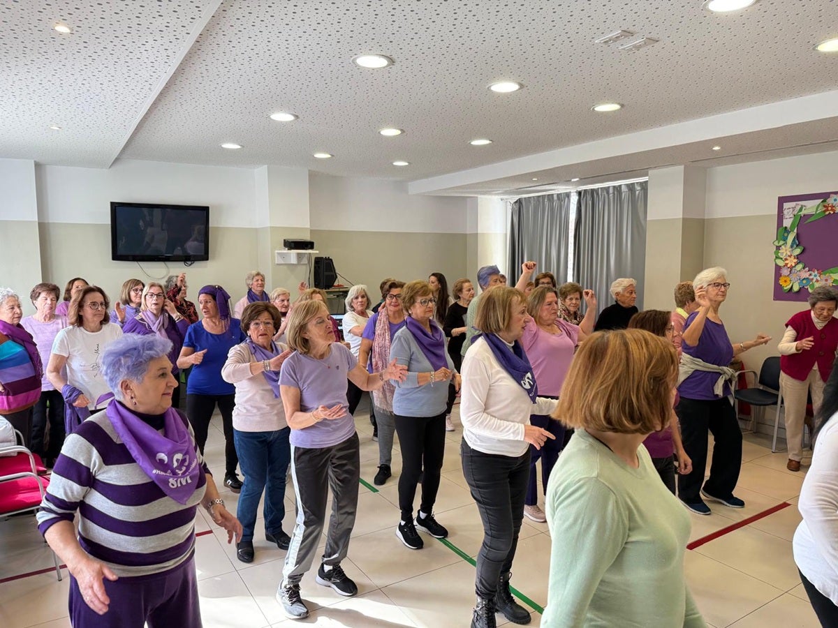 Los centros de mayores de Mérida organizan talleres de empoderamiento femenino a través de la música Los centros de mayores de Mérida organizan talleres de empoderamiento femenino a través de la música